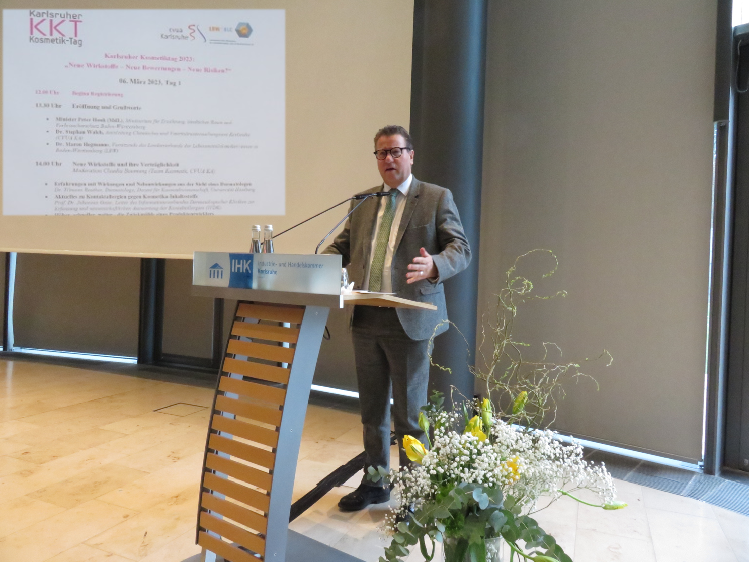 Zu sehen ist Minister Peter Hauk (MdL) vor einem Rednerpult. Im Hintergrund ist die Agenda des KKT 2023 zu sehen.